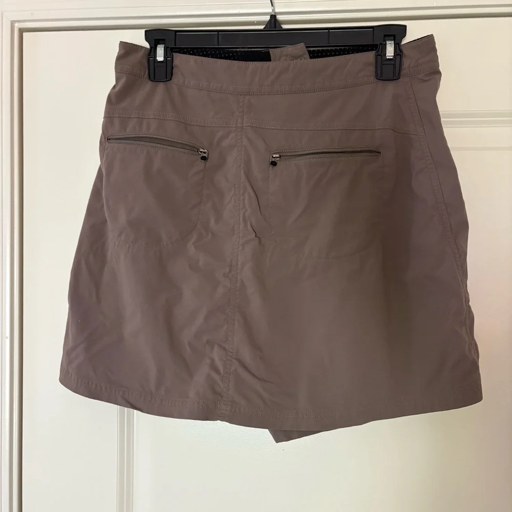 L.L. Bean Women's Brown Water-Repellent Comfort Trail Mid-Rise Skort - Picture 3 of 12